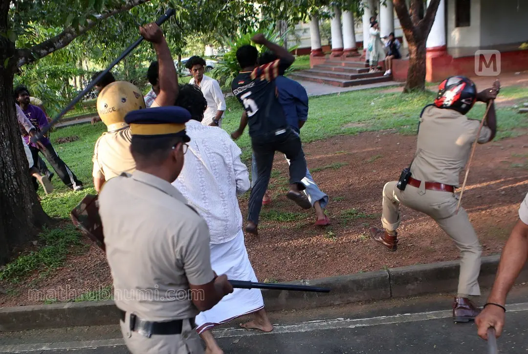 കോട്ടയം സി.എം.എസ് കോളേജിൽ വിദ്യാർഥികൾ തമ്മിലുണ്ടായ സംഘർഷത്തെ തുടർന്ന് പോലീസ് അടിച്ചോടിക്കുന്നു | ഫോട്ടോ: ഇ.വി. രാഗേഷ് / മാതൃഭൂമി