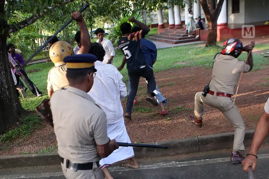 സിഎംഎസ് കോളേജിലെ സംഘർഷം; എസ്എഫ്ഐ-ഡിവൈഎഫ്ഐ പ്രവർത്തകർക്കുനേരേ ലാത്തിവീശിയ ഡിവൈഎസ്പിയെ സ്ഥലംമാറ്റി