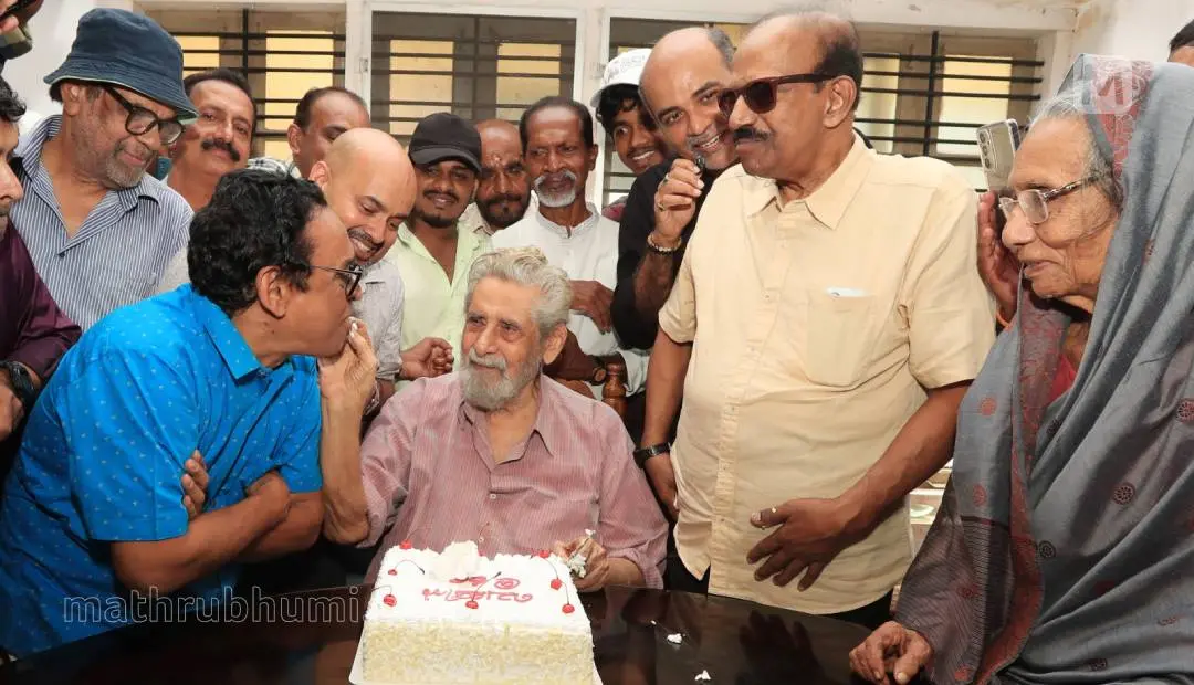 ചെമ്മീൻ സിനിമയുടെ 60-ാം വാർഷികത്തിന്റെ ഭാഗമായി നടൻ  മധു തിരുവനന്തപുരത്തെ വസതിയിൽ നടന്ന  ആദരവ് ചടങ്ങിൽ കേക്ക് മുറിച്ച് വയലാർ ശരത് ചന്ദ്രവർമ്മക്ക് നൽകിയപ്പോൾ | ഫോട്ടോ : ബിജു വർഗീസ്