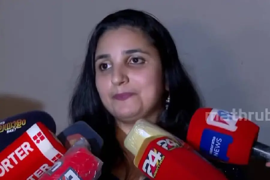 'ഹൂ കെയേഴ്സ്' എന്ന് ആവർത്തിച്ച് നടി; 'അയാൾക്ക് വലിയ സംരക്ഷണസംവിധാനം, പല വിഗ്രഹങ്ങളും ഉടഞ്ഞുപോയി'