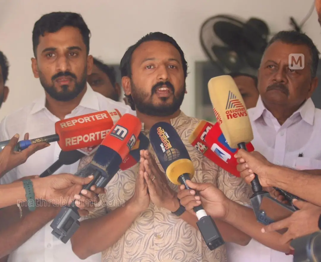 രാഹുൽ മാങ്കൂട്ടത്തിൽ അടൂരിലെ വീട്ടിൽ നിന്ന് മാധ്യമങ്ങളോട് യൂത്ത് കോൺഗ്രസ് സംസ്ഥാന അധ്യക്ഷസ്ഥാനം രാജിവെയ്ക്കുന്നതായി പ്രഖ്യാപിക്കുന്നു | ഫോട്ടോ: അരവിന്ദ് ലെനിൻ / മാതൃഭൂമി