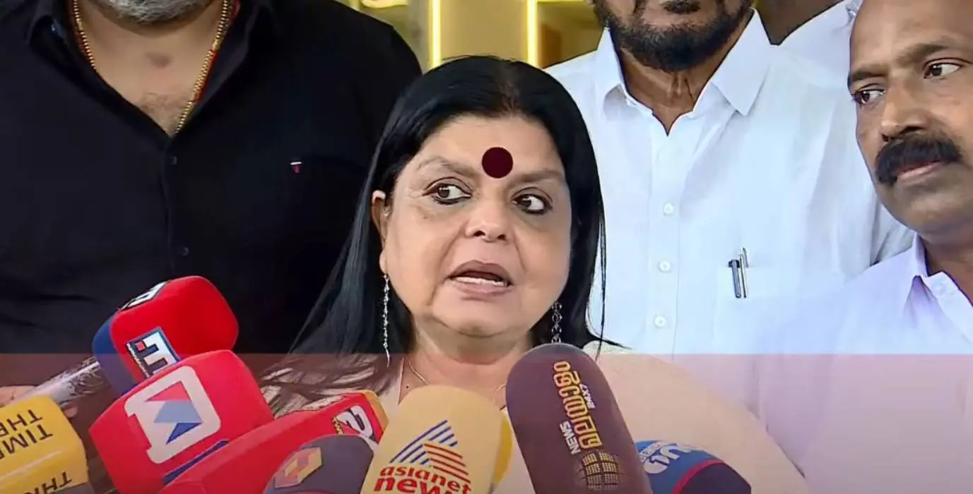 ദീപ ദാസ് മുന്‍ഷി മാധ്യമങ്ങളോട് പ്രതികരിക്കുന്നു