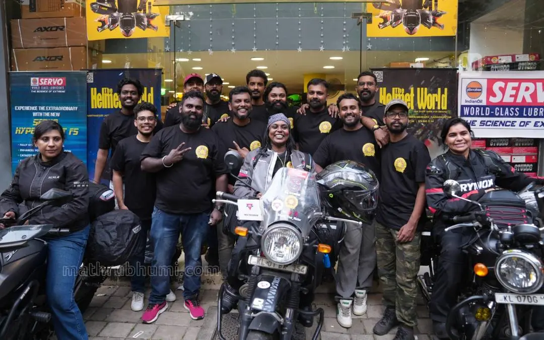 യാത്രയ്ക്കായി ഒരുങ്ങുന്ന ഉമ, നിഷി, ഷൈനി എന്നിവർ | ഫോട്ടോ : പ്രവീൺ ദാസ്