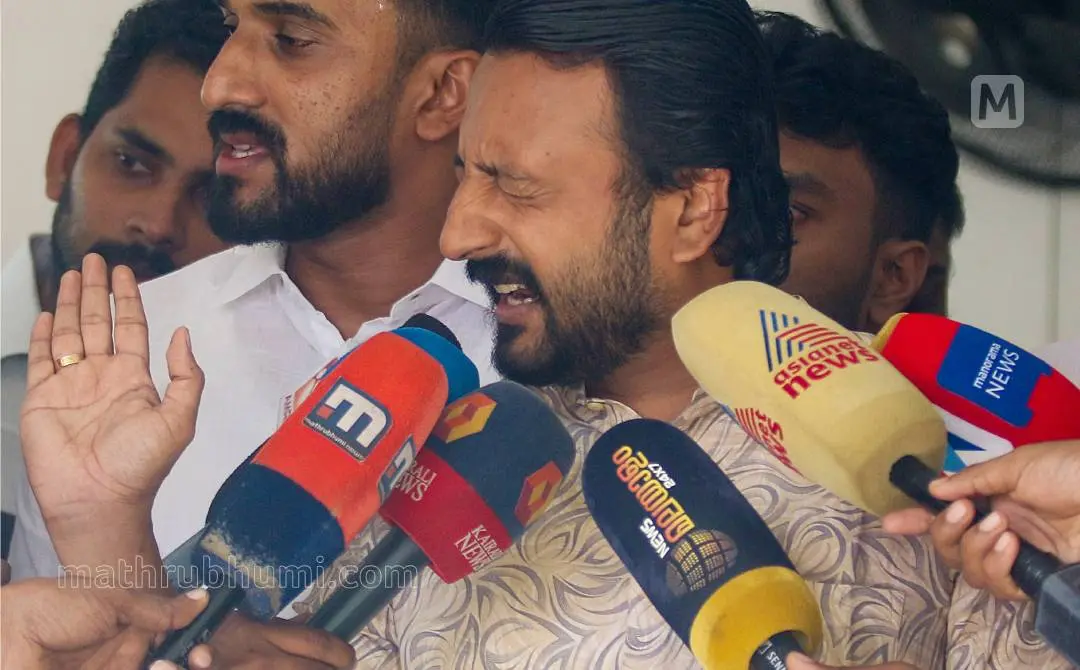 യൂത്ത് കോണ്ഗ്രസ് അധ്യക്ഷസ്ഥാനം രാജിവെക്കുന്നത് അറിയിക്കുന്നതിനായി രാഹുല് മാങ്കൂട്ടത്തില് അടൂരിലെ വീട്ടില് നടത്തിയ വാര്ത്താസമ്മേളനത്തില്നിന്ന് | ഫോട്ടോ: അരവിന്ദ് ലെനിന്/ മാതൃഭൂമി