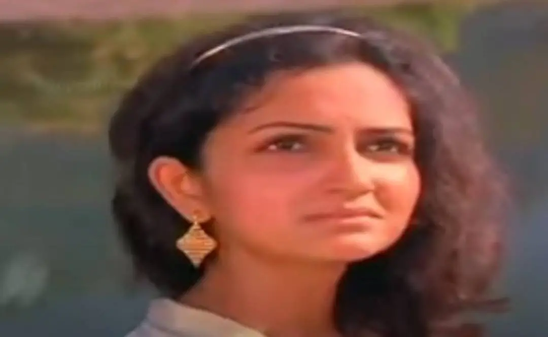 നഖക്ഷതങ്ങളിലെ ആരേയും ഭാവഗായകനാക്കും എന്ന ഗാനരംഗത്തിൽ സലീമ