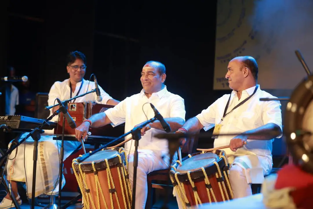 കേരള സംഗീത നാടക അക്കാദമി തൃശൂരില് സംഘടിപ്പിച്ച "തത്തിന്തകത്തോം" ദേശീയ താളവാദ്യോല്സവത്തിന്റെ സമാപന ദിവസം അക്കാദമി ചെയര്മാന് ആയ മട്ടന്നൂര് ശങ്കരന്കുട്ടി മാരാരും മകന് മട്ടന്നൂര് ശ്രീരാജും ചേര്ന്ന് അവതരിപ്പിച്ച "ചെയര്മാന്സ് സിംഫണി" യില് നിന്ന്.