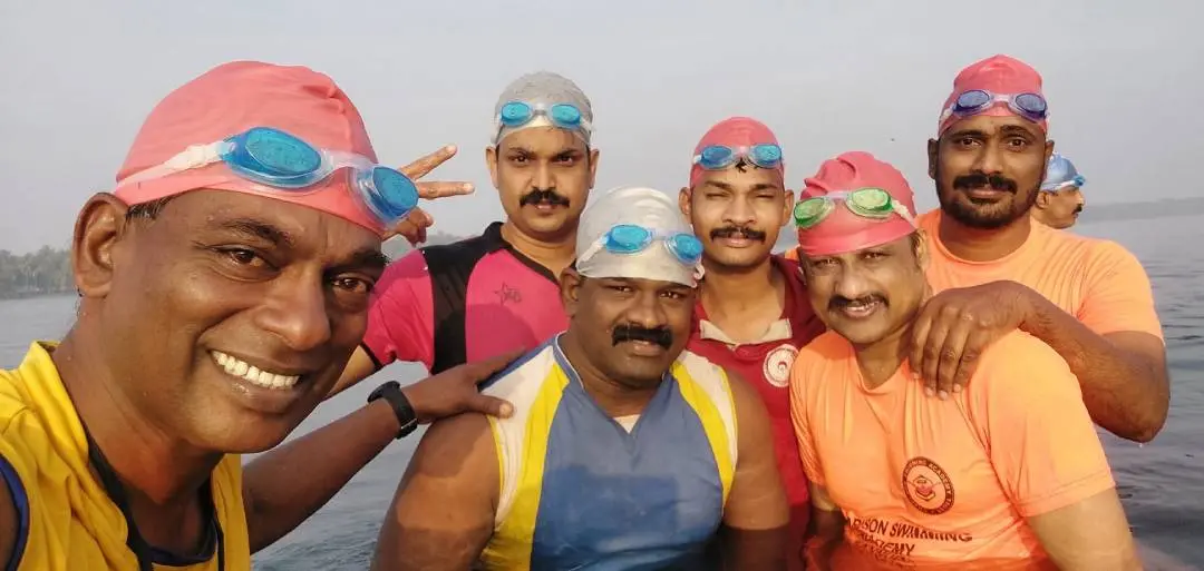 ചാള്സണ് സുഹൃത്തുക്കള്ക്കൊപ്പം