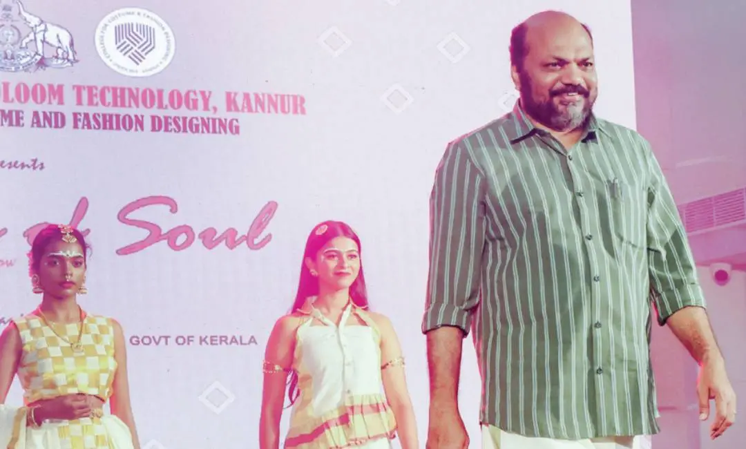 ദേശീയ കൈത്തറിദിനാഘോഷത്തിന്റെ സംസ്ഥാനതല ഉദ്ഘാടനത്തോടനുബന്ധിച്ചു സംഘടിപ്പിച്ച ഫാഷന്‍ ഷോയില്‍ കൈത്തറിവസ്ത്രം ധരിച്ച് കണ്ണൂര്‍ തോട്ടടയിലെ ഇന്ത്യന്‍ ഇന്‍സ്റ്റിറ്റ്യൂട്ട് ഓഫ് ഹാന്‍ഡ്ലൂം ടെക്നോളജിയിലെ വിദ്യാര്‍ഥികളായ ജെസ്ന, അനില്‍കൃപ എന്നിവരോടൊപ്പം റാമ്പ് വാക്ക് നടത്തുന്ന മന്ത്രി പി.രാജീവ്