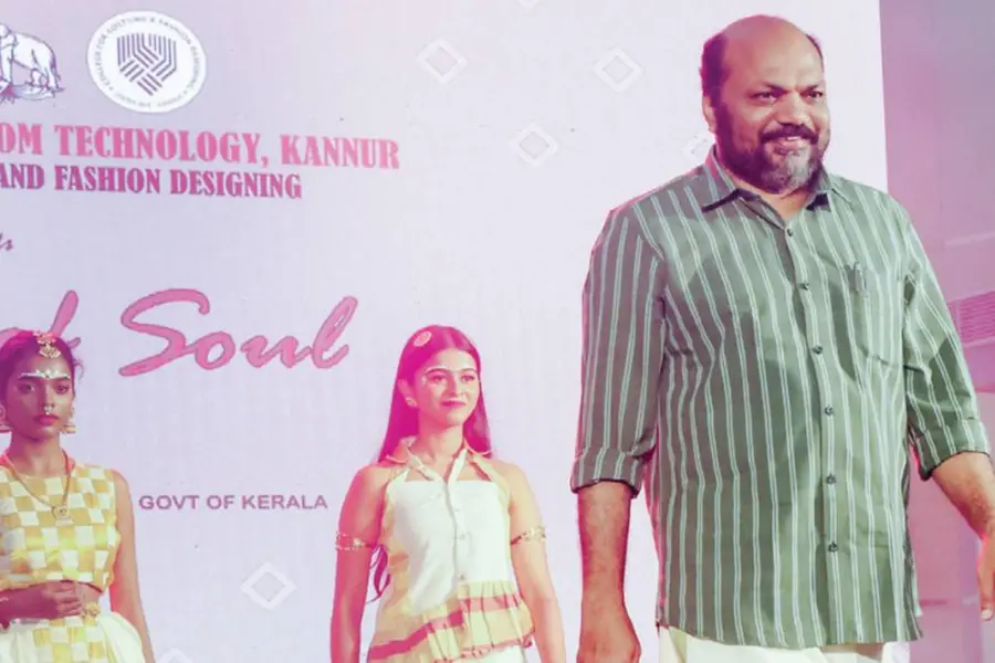 'മിനിസ്റ്റേഴ്സ് വാക്ക്...'; കൈത്തറിക്കായി റാമ്പില് ചുവടുവെച്ച് മന്ത്രി പി. രാജീവ്