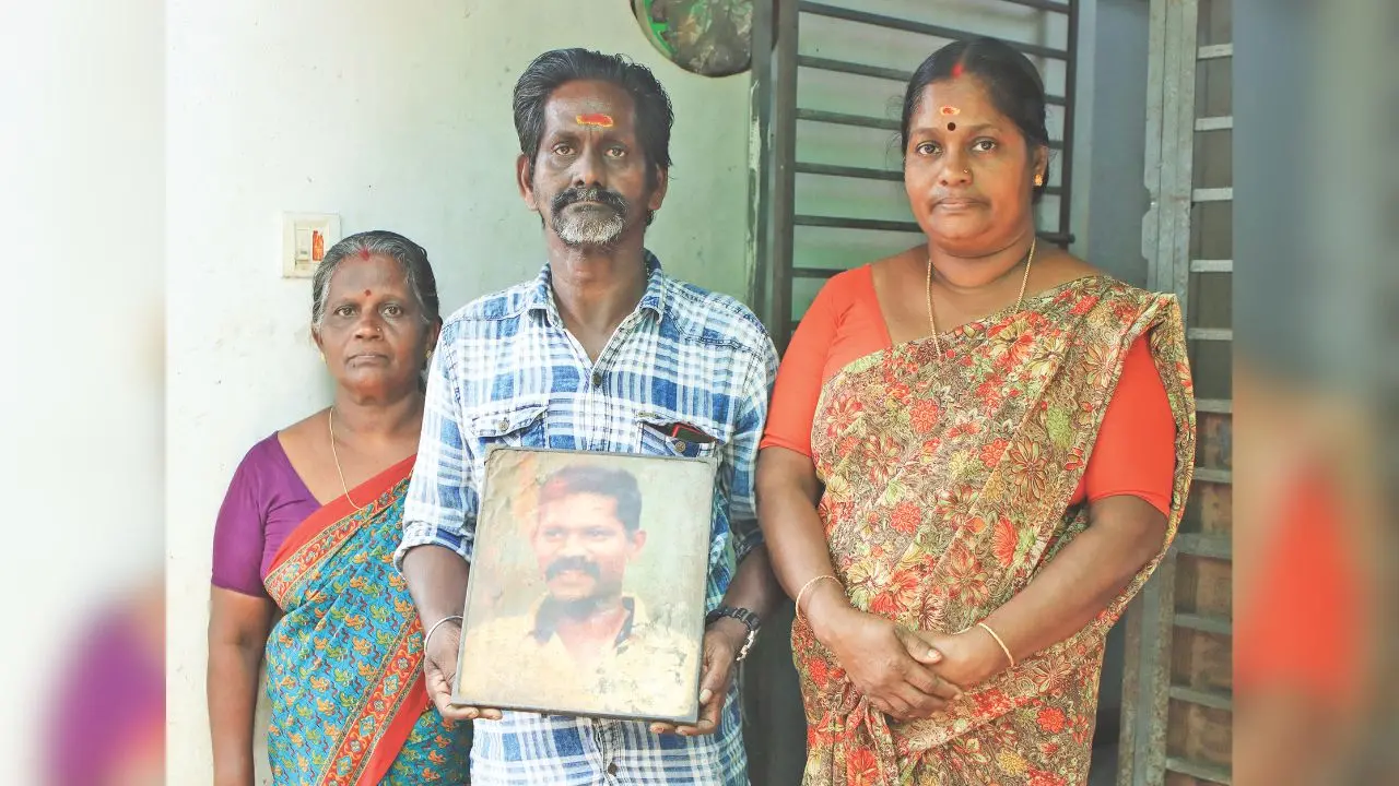 ഹരിദാസന്റെ സഹോദരങ്ങളായ രുക്മിണി, ശിവദാസൻ, രജനി എന്നിവർ ഹരിദാസന്റെ ഫോട്ടോയുമായി