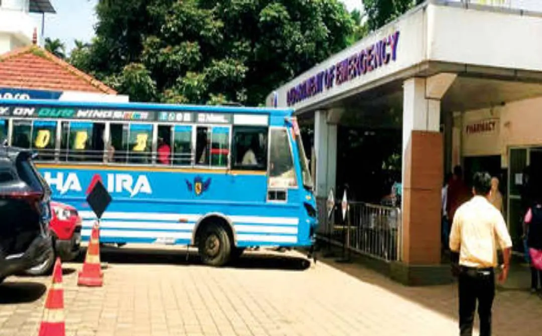 ഒന്നരവയസ്സുകാരനുമായി സാരംഗ് ബസ് വടകര സഹകരണ ആശുപത്രിയിൽ എത്തിയപ്പോൾ