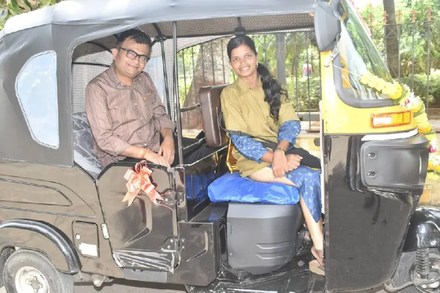 ഭര്ത്താവിന് ക്യാന്സറായതോടെ കാക്കിയണിഞ്ഞു, ആ ഓട്ടം വഴിത്തിരിവായി; ഒടുവില് സമ്മാനമായി സ്വന്തം ഓട്ടോ