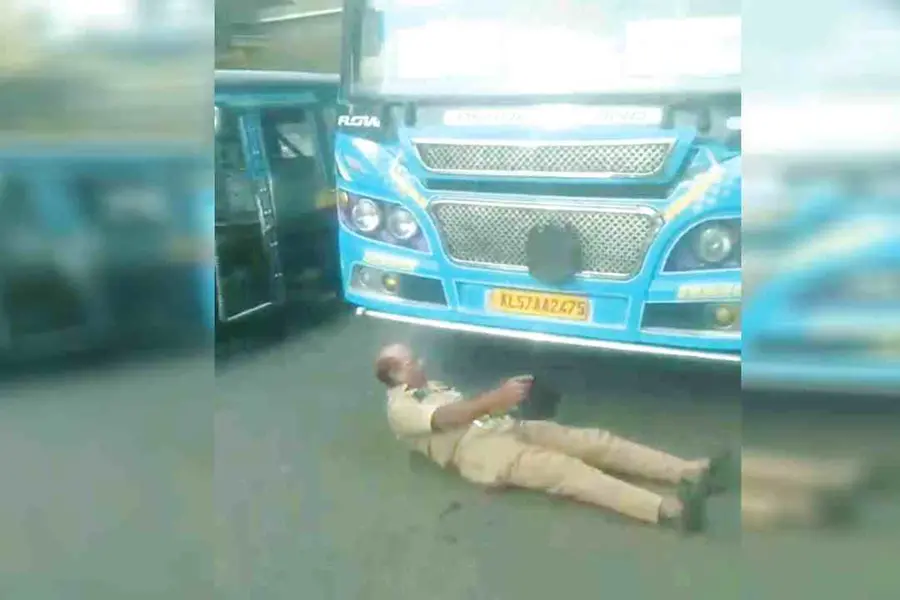 ഒന്നുകിൽ നെഞ്ചത്തുകൂടി കയറ്റണം ഇല്ലെങ്കിൽ കുട്ടികളെ കയറ്റണം; സ്വകാര്യബസിനു മുന്നിൽ കിടന്ന് ഹോംഗാർഡ്