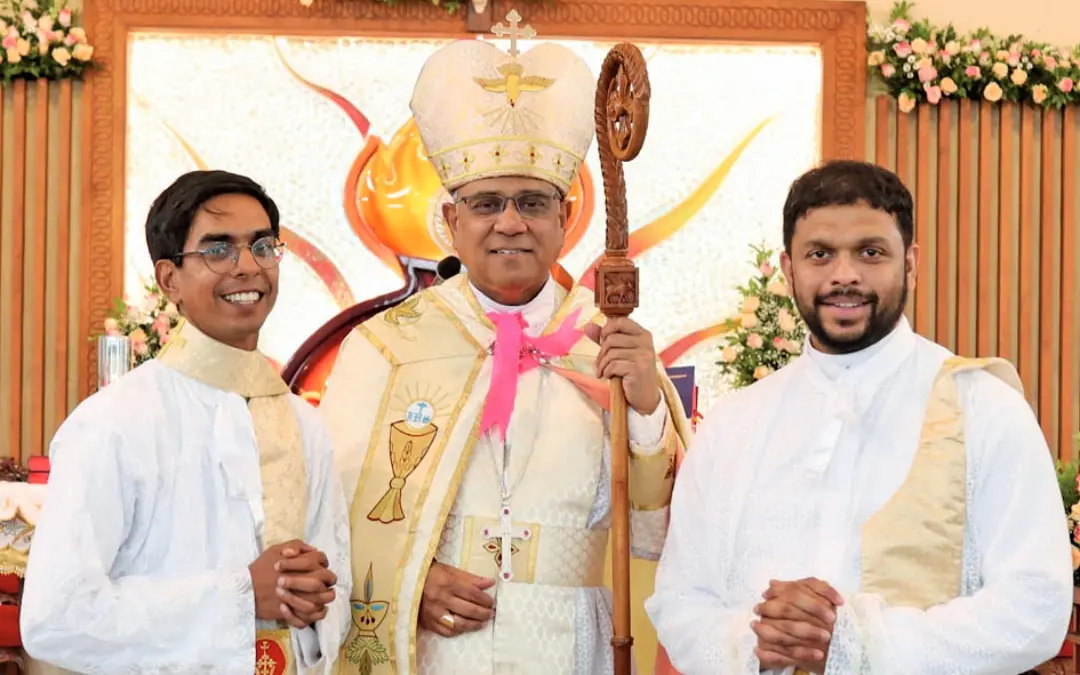 ബ്രദർ അന്തോണി, ബ്രദർ മാത്യു ജേക്കബ് എന്നിവർ ബിഷപ്പ് മാർ ജോയ് ആലപ്പാട്ടിനൊപ്പം