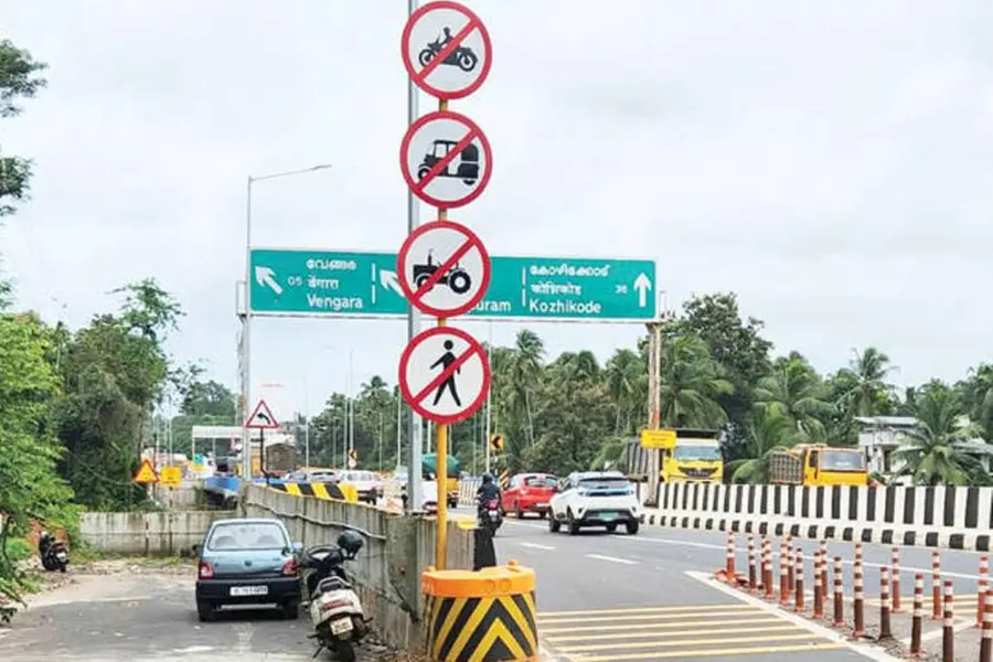 കൂരിയാട് ദേശീയപാത: എങ്ങനെ പുഴ കടക്കും! സര്വീസ് റോഡില്ലാത്തിടത്ത് പ്രവേശനം നിയന്ത്രിച്ച് സൂചനാബോർഡ്