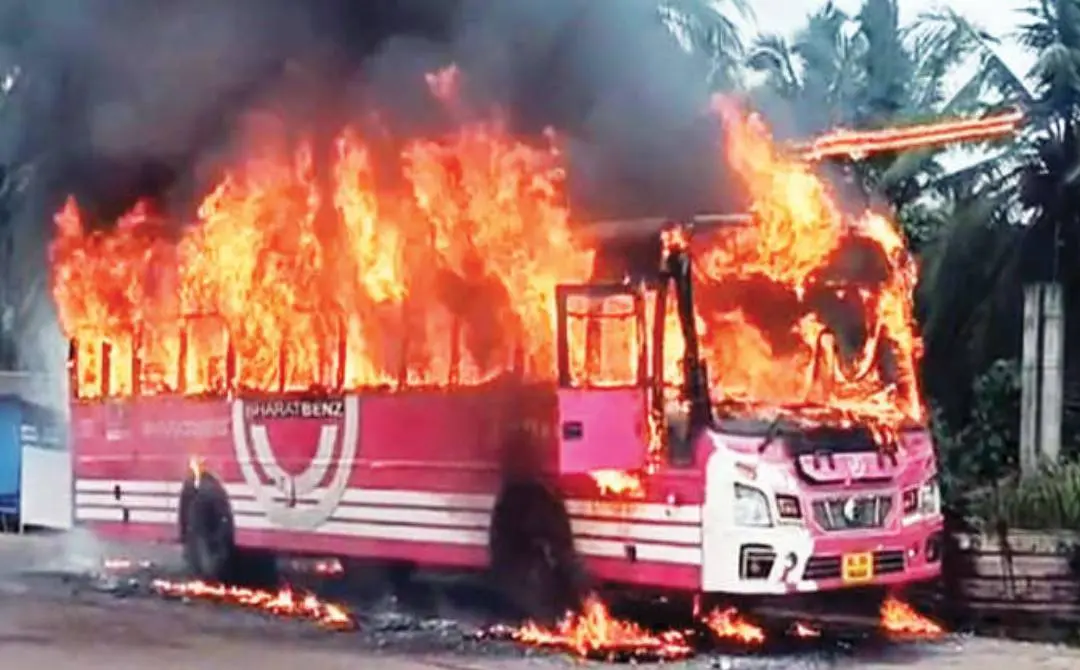 കരിപ്പൂർ വിമാനത്താവള ജങ്ഷനുസമീപം ബസിന് തീപിടിച്ചപ്പോൾ
