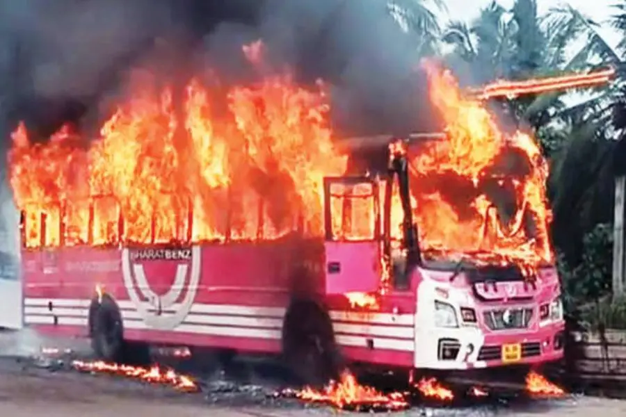 ആദ്യം പുക, ഡോറുകൾ തുറന്നത് ബലംപ്രയോഗിച്ച്; മിനിറ്റുകൾക്കുള്ളിൽ ബസിനെ തീവിഴുങ്ങി; ഇന്ന് വിശദപരിശോധന