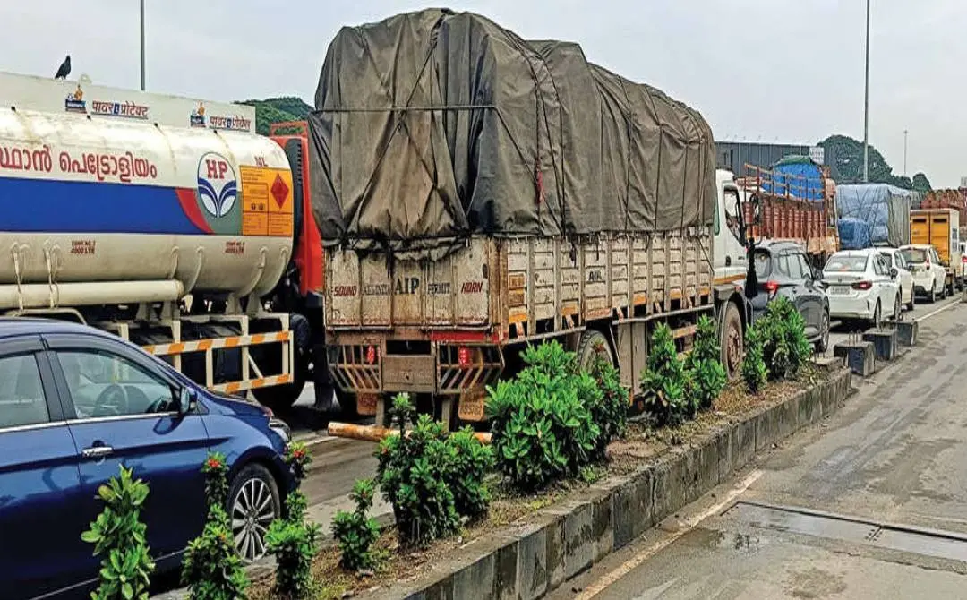 ദേശീയപാത ആമ്പല്ലൂരില് തിങ്കളാഴ്ചയുണ്ടായ ഗതാഗതക്കുരുക്ക്. ഒരടിപോലും നീങ്ങാനാകാത്തവിധം വാഹനങ്ങള് ഏറെനേരം കുരുക്കില്പ്പെട്ടു.