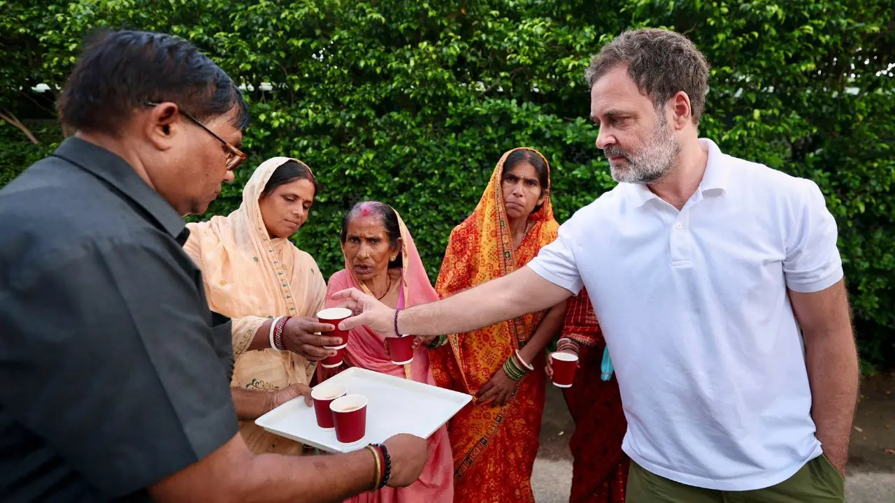 കരട് വോട്ടര് പട്ടികയില് നിന്ന് പേര് ഒഴിവാക്കപ്പെട്ടവരുമായി കൂടിക്കാഴ്ച നടത്തുന്ന രാഹുൽ ഗാന്ധി | Photo: PTI