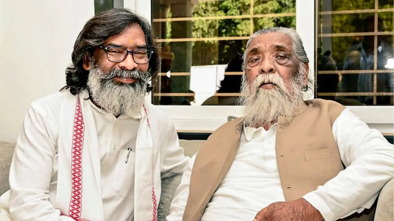 ജാർഖണ്ഡ് മുഖ്യമന്ത്രി ഹേമന്ദ് സോറൻ അച്ഛൻ ഷിബു സോറനൊപ്പം | Photo: PTI