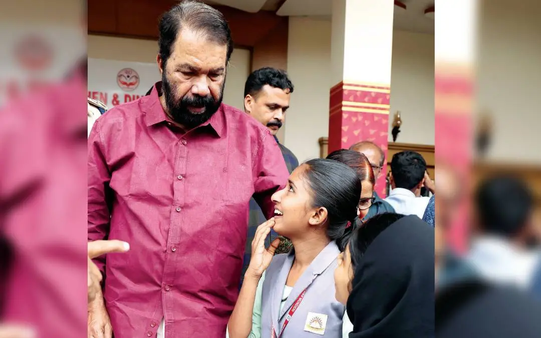 ആഘോഷദിവസങ്ങളില് സ്കൂളില് കളര്വസ്ത്രം ധരിക്കാനുള്ള അനുമതിക്കായി മന്ത്രി ശിവന്കുട്ടിയുടെ അരികിലെത്തിയ മുണ്ടേരി ഹയര്സെക്കണ്ടറി സ്കൂളിലെ ദേവനന്ദയും ജുമാനയും