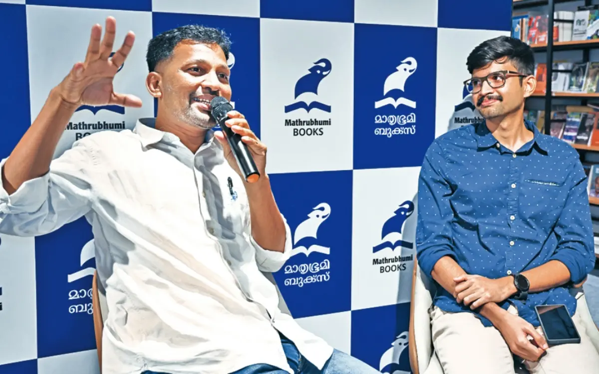 മാതൃഭൂമി കാക്കനാട് ബുക് സ്റ്റാളിൽ 'മരണവംശം' എന്ന നോവലിന്റെ വിശേഷങ്ങൾ വായനക്കാരുമായി പങ്കുവയ്ക്കുന്ന എഴുത്തുകാരൻ പി.വി. ഷാജികുമാർ. സൂരജ് രാജേഷ് ചേലാട്ട് സമീപം