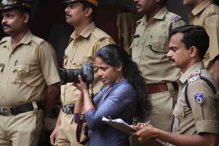 പുഴുവരിച്ചത്, ബസ്സിനടിയില് പെട്ടത്, മുങ്ങിമരിച്ചത്.. ബിന്ദു പകര്ത്തുന്ന മോര്ച്ചറിക്കാഴ്ചകള്