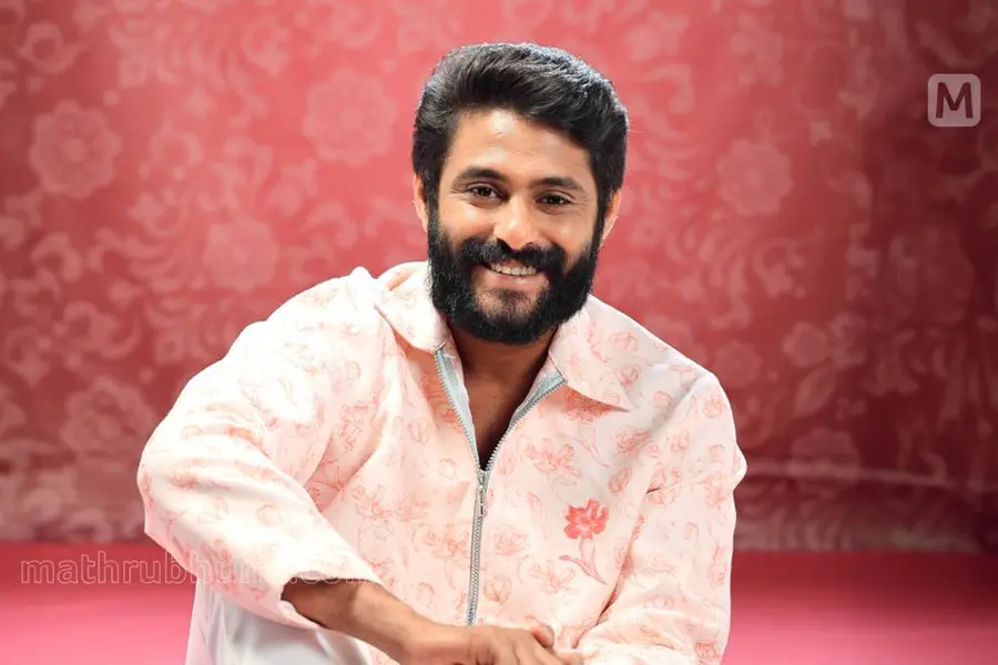 എന്തുണ്ടായിട്ടെന്താ ഇയാളല്ലേ നായകൻ എന്ന് വിമർശനം, അതെന്താ അങ്ങനൊരു ടോക്ക് എന്ന് തിരിച്ചടിച്ച് പെപ്പേ