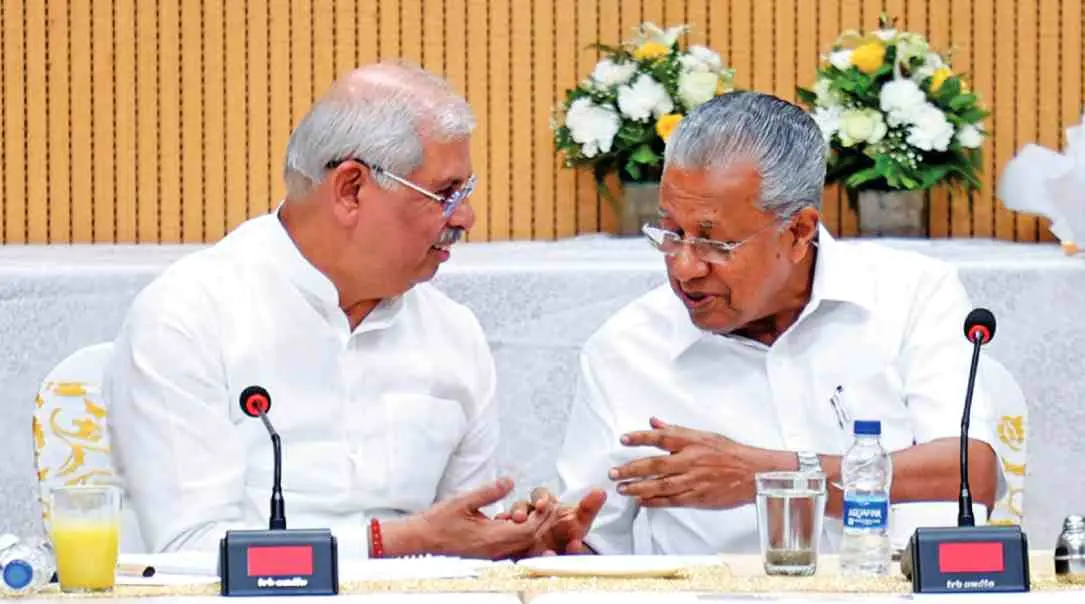 ഗവര്ണര് രാജേന്ദ്ര ആര്ലേക്കര്, മുഖ്യമന്ത്രി പിണറായി വിജയന് |ഫോട്ടോ:മാതൃഭൂമി