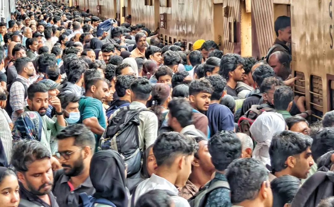 കോഴിക്കോട് റെയില്വേ സ്റ്റേഷനിലെ മൂന്നാം പ്ലാറ്റ്ഫോമിലെത്തിയ പാലക്കാട്-കണ്ണൂര് എക്സ്പ്രസില് കയറാനായി തിരക്കുകൂട്ടുന്ന യാത്രക്കാര് | ഫോട്ടോ: സാജന് വി. നമ്പ്യാര്