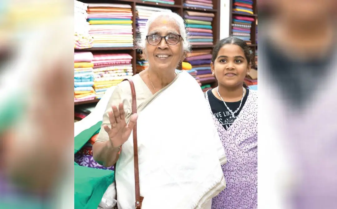 പി.കെ പ്രമോദിനി അമ്മ കൊച്ചുമകളോടൊപ്പം