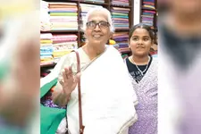 68 വർഷമായി കൂട്ട് ഖാദി, ഹാഫ് സാരിയിലൂടെ തുടങ്ങിയ പ്രമോദിനി അമ്മയുടെ പ്രിയം