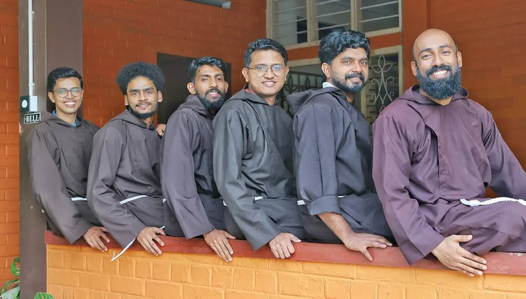 കാപ്പിപ്പൊടി ബാൻഡ് അംഗങ്ങളും ബ്രദർമാരുമായ ശുഭം ഡൊമിനിക്, ടിൽജോ മാടശേരി, മനു പൊറത്തൂർ, പ്രദീപ് ചൂളക്കൽ, ജോസഫ് കാരക്കാട്, ആൽഫിൻ ചേലക്കൽ എന്നിവർ | ഫോട്ടോ: ജി. ശിവപ്രസാദ്/ മാതൃഭൂമി