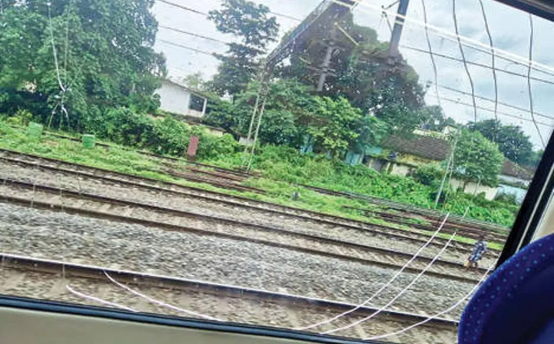 കല്ലേറിൽ വന്ദേഭാരത് തീവണ്ടിയുടെ ചില്ല്‌ തകർന്നനിലയിൽ