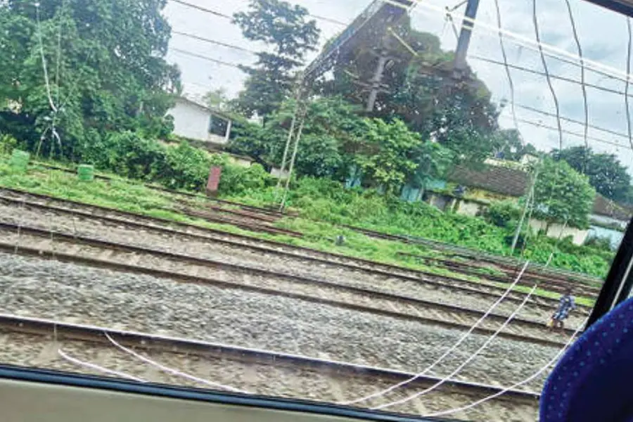 തിരൂരില് വന്ദേഭാരത് തീവണ്ടിക്ക് നേരേ കല്ലേറ്, ചില്ലുതകര്ന്നു; പ്രതികളെ കണ്ടെത്താനായില്ല