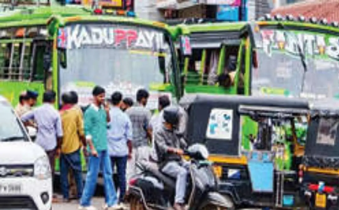 മാവൂർറോഡ് ജങ്ഷനിൽ രണ്ട് സ്വകാര്യബസുകൾ നിർത്തി അതിലെ ജീവനക്കാർ തമ്മിലടിക്കുന്നു