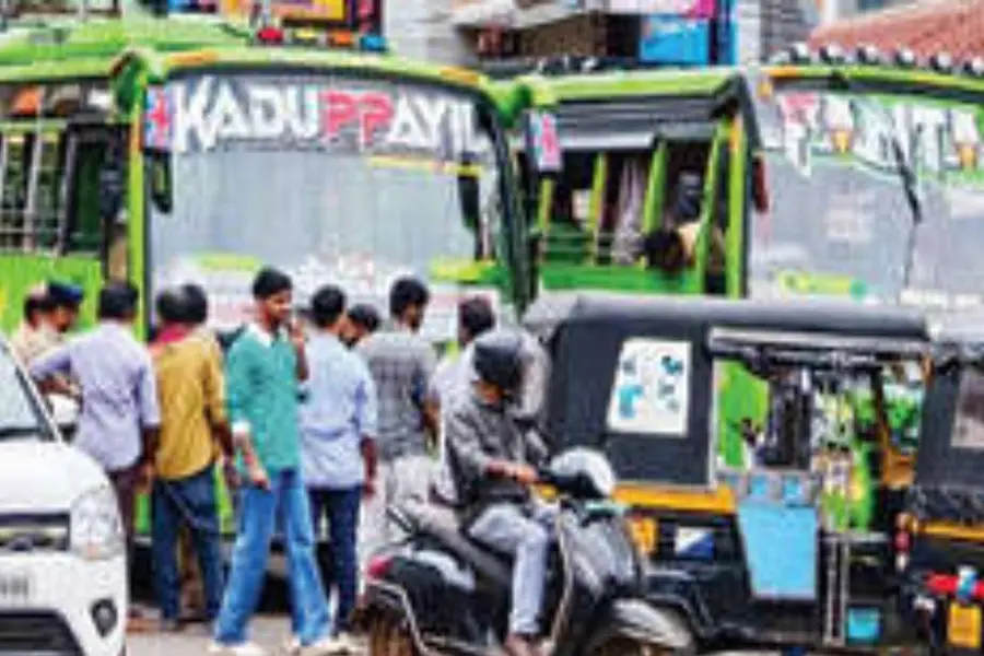 കോഴിക്കോട് നഗരത്തിൽ ഗതാഗതം സ്തംഭിപ്പിച്ച് ബസ് ജീവനക്കാരുടെ തമ്മിലടി; ബസുകൾ പിടിച്ചെടുത്ത് പോലീസ്