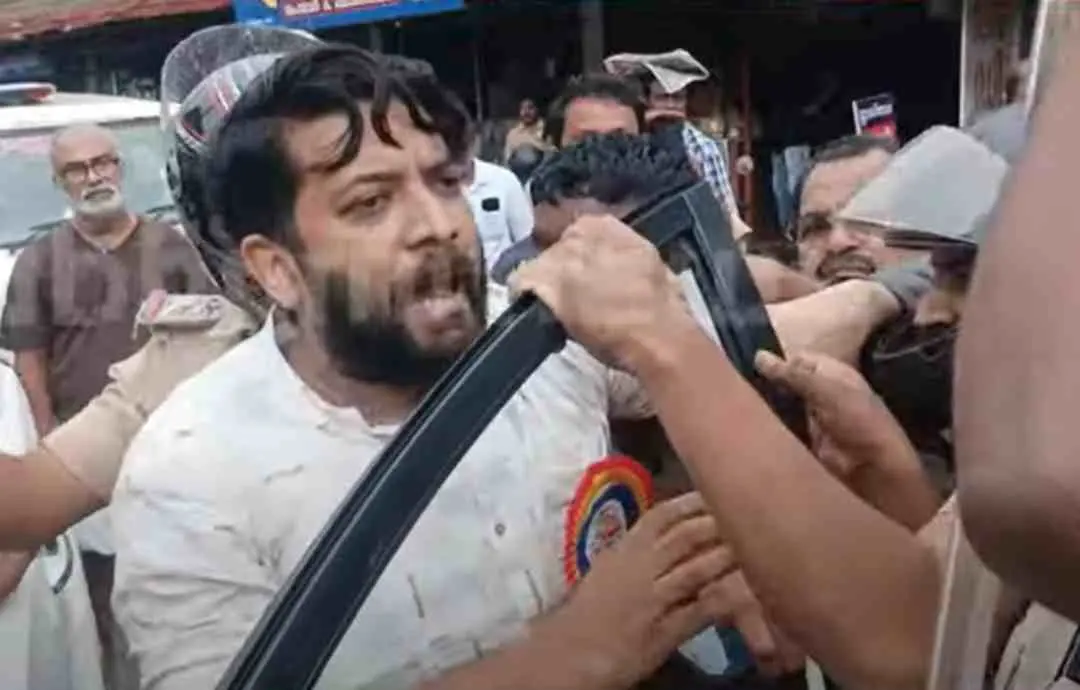 കാറില്‍നിന്നിറങ്ങി ഡിവൈഎഫ്‌ഐ പ്രവര്‍ത്തകരോട് കയര്‍ക്കുന്ന ഷാഫി പറമ്പില്‍
