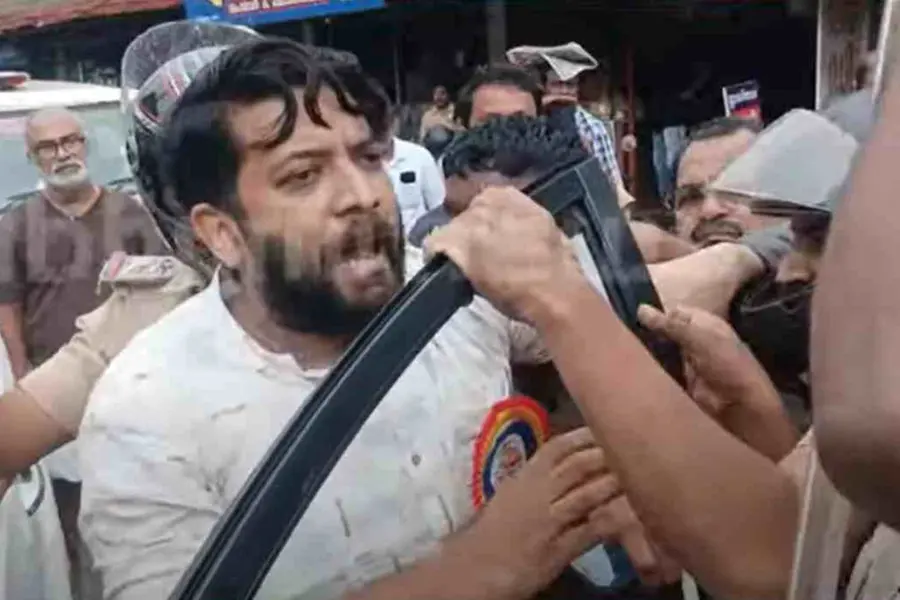 'നായെ, പട്ടീ എന്ന് വിളിച്ചാല്‍ കേട്ടിട്ട് പോകില്ല'; ഷാഫിയെ തടഞ്ഞ് DYFI, ഇറങ്ങി വന്ന് എംപി,നാടകീയത