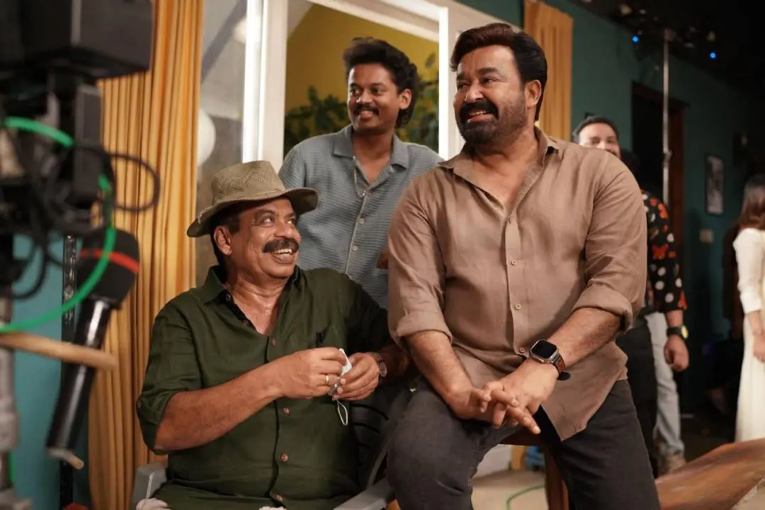 മോഹന്ലാലും സത്യന് അന്തിക്കാടും സംഗീത് പ്രതാപും 'ഹൃദയപൂര്വ്വം' ലൊക്കേഷനില്