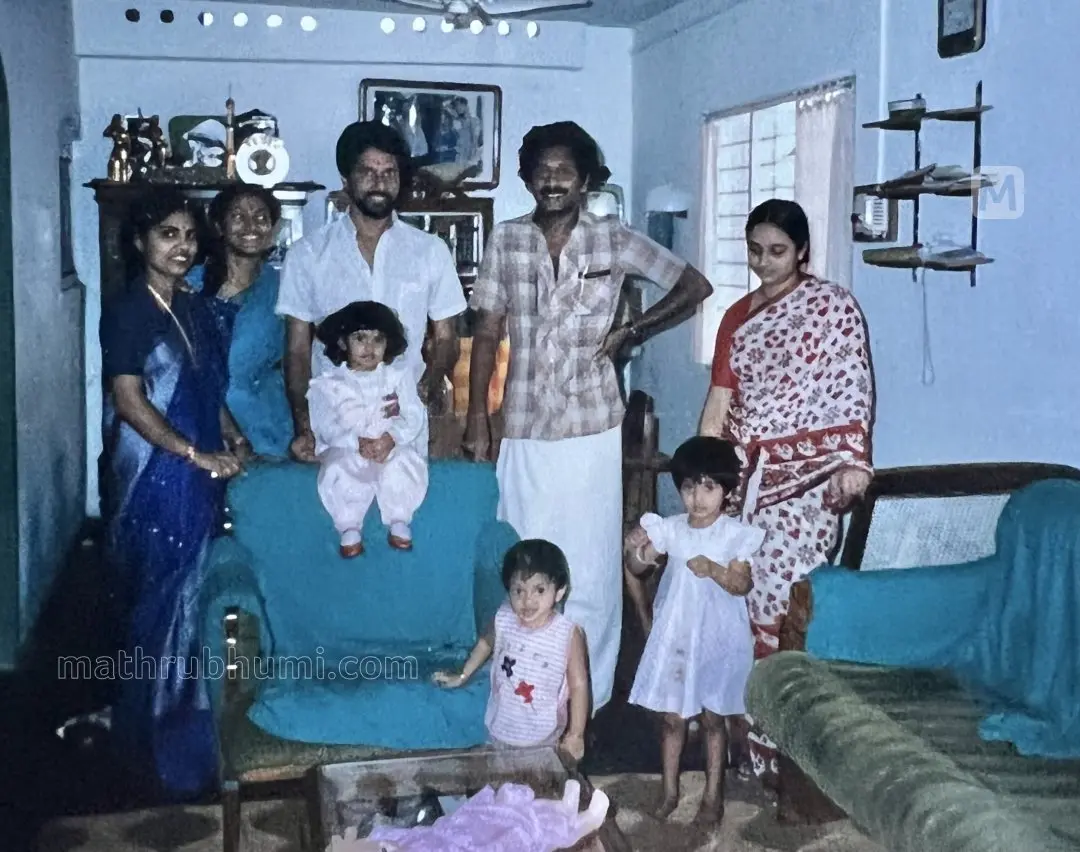 സംവിധായകൻ ഫാസിലിനും റസീനക്കുമൊപ്പം ആലപ്പുഴയിലെ വീട്ടിൽ