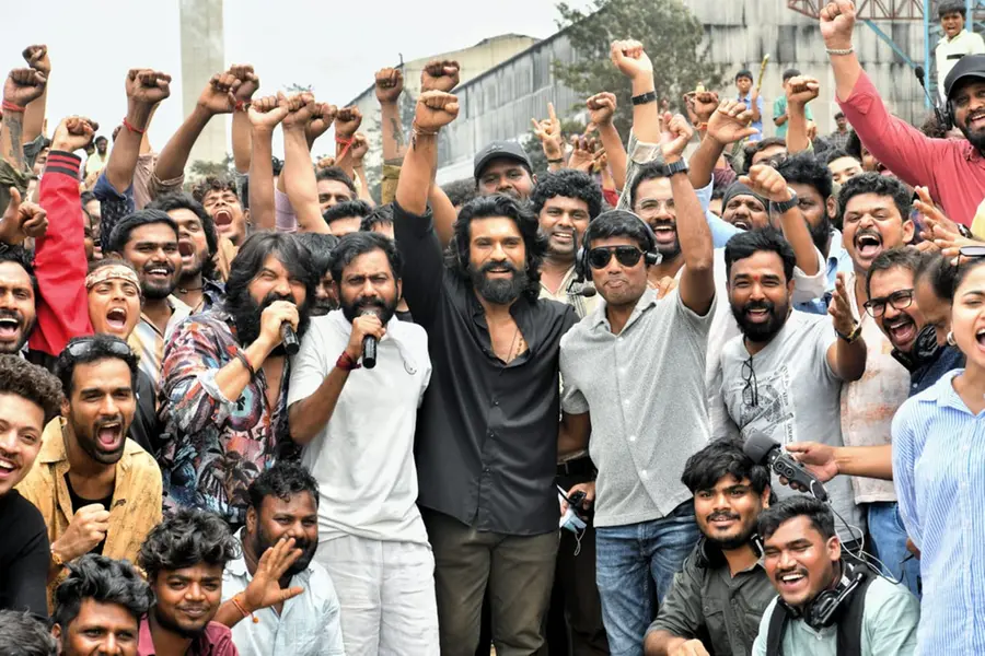 1000-ത്തിലധികം നർത്തകരുമായി ഗാനചിത്രീകരണം; വമ്പൻ പ്രതീക്ഷയോടെ രാംചരൺ ചിത്രം 'പെദ്ധി' ഒരുങ്ങുന്നു