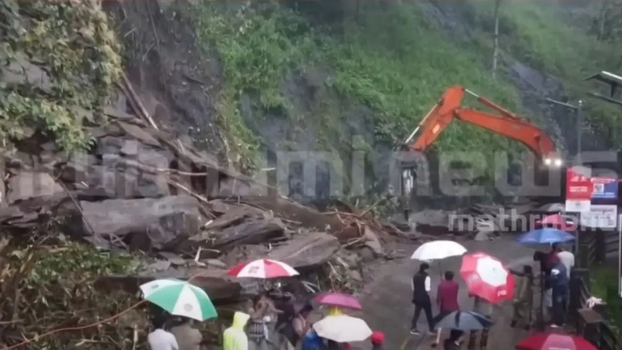 ചുരത്തിലെ റോഡിൽനിന്നും അവശിഷ്ടങ്ങൾ മാറ്റുന്നു