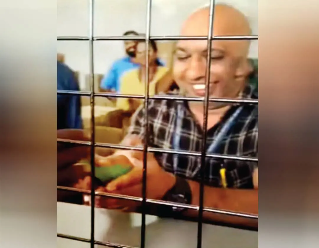 ആദ്യവില്പനയുടെ തുക ദക്ഷിണയായി സ്വീകരിച്ചപ്പോഴത്തെ ബെവറേജസ് ഷോപ്പിലെ ജീവനക്കാരന്റെ ആഹ്ലാദം