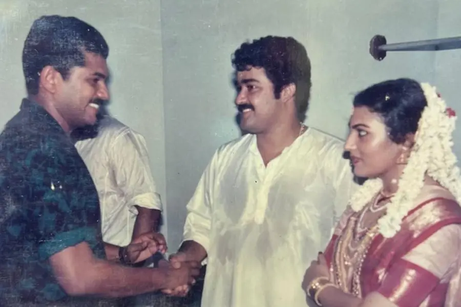 'നവദമ്പതിമാർക്ക് ആശംസകൾ'; വിവാഹവേഷത്തിൽ മോഹൻലാലും സുചിത്രയും, അപൂർവചിത്രം പങ്കുവെച്ച് മുകേഷ്