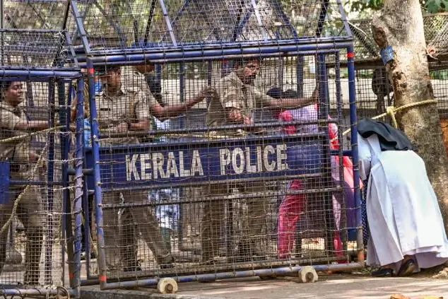 ബർമിങാം സിക്സ് യുകെ പോലീസിനെ 'പീസ്' ആക്കി; നമ്മുടെ പോലീസിൽ എന്നുവരും ആ മാറ്റം?
