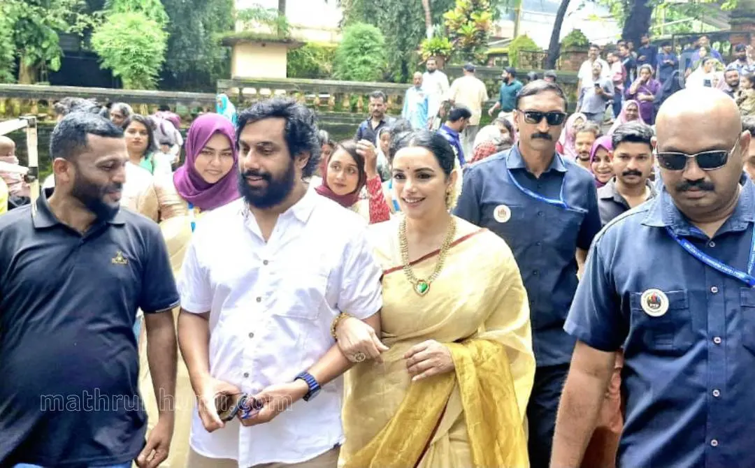 ശ്വേതാ മേനോനും ഭർത്താവ് ശ്രീവത്സനും തിരൂരിലെ സ്വീകരണച്ചടങ്ങിനിടെ | ഫോട്ടോ: മാതൃഭൂമി