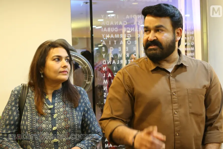 ഹൃദയപൂര്വം കാണാന് മോഹന്ലാലും സുചിത്രയും കാനഡയില്; തിയേറ്ററില് വമ്പന് വരവേല്പ്പ് | വീഡിയോ