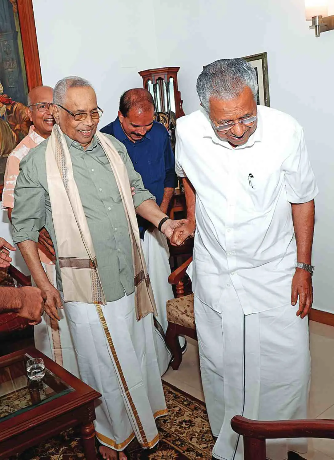 `ഞാൻ ഉണ്ട് കൂടെ... ഒപ്പം നടക്കാൻ...' ഡോ. സി.കെ. രാമചന്ദ്രനെ എറണാകുളത്തെ വീട്ടിൽ കാണാനെത്തിയ മുഖ്യമന്ത്രി പിണറായി വിജയൻ പോകാൻ ഒരുങ്ങിയപ്പോൾ ഡോ. സി.കെ. രാമചന്ദ്രൻ വീടിന്റെ മുറ്റംവരെ കൂടെവരാം എന്ന് പറഞ്ഞപ്പോൾ മുഖ്യമന്ത്രി അദ്ദേഹത്തെ കൈപിടിച്ച് പുറത്തേക്ക് നടക്കാൻ സഹായിക്കുന്നു |ഫോട്ടോ: എം.വി. സിനോജ്