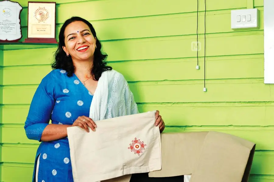 കരിമ്പിന്ചണ്ടിയില്നിന്നും പ്ലേറ്റുകളും ഗ്ലാസുകളും; ജൂണിയുടെ ജേണിയില് പ്ലാസ്റ്റിക് ഔട്ട്